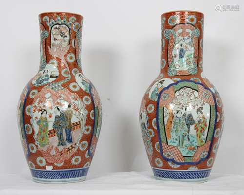 IMPORTANTE PAIRE DE VASES EN PORCELAINE JAPON A col droit, en porcelaine polychrome [...]