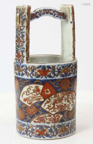 Vase en forme de seau en porcelaine imari décorée en émaux polychromes bleu, rouge [...]