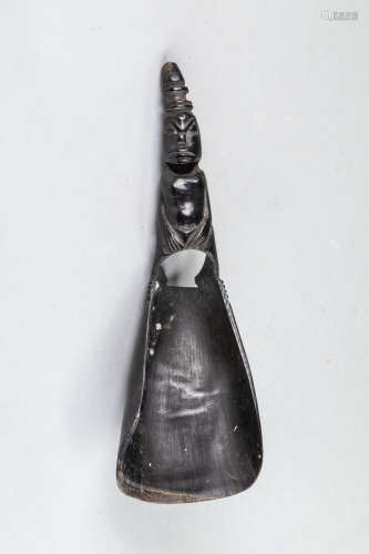 Palette à tenon anthropomorphe sculpté dans une corne de buffle. Indonésie. [...]
