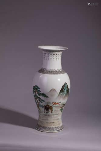 Vase balustre en porcelaine décorée en émaux polychromes sur couverte blanche de [...]