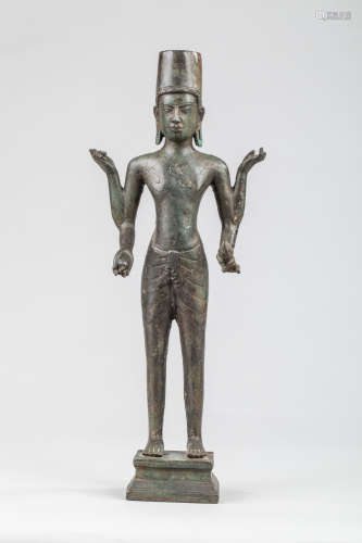 Vishnu debout vêtu d'un sampot court et coiffé d'une mitre cylindrique. Bronze. [...]