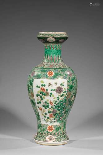 Vase balustre à ouverture renflée en coupelle en porcelaine de la famille verte [...]
