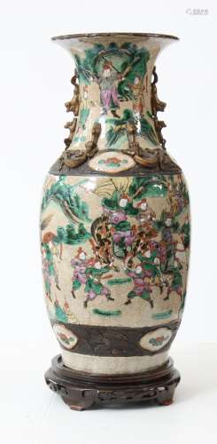 Vase balustre en porcelaine de Nankin décoré en émaux polychrome sur la couverte [...]