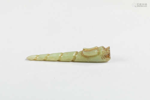 Poinçon zoomorphe spiralé à tête de chimère. Jade céladon. Chine. Dynastie [...]