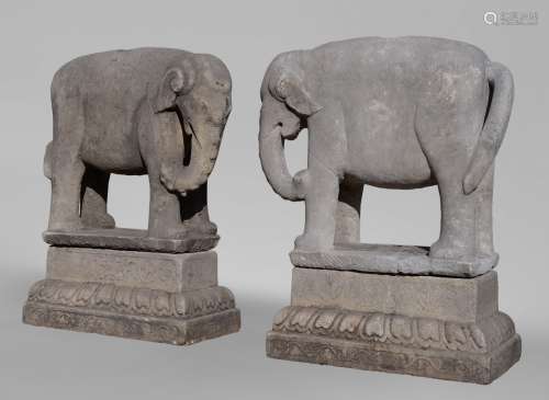 Paire d'éléphants Bouddhiques les quatre pattes au sol , trombe baissée recourbée [...]