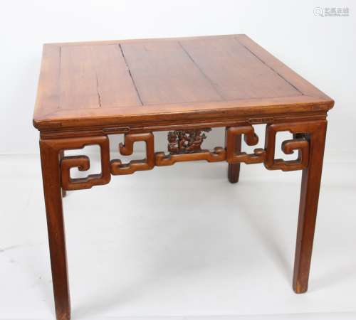 Table en bois naturel exotique, à plateau carré, à traverses ajourées, reposant [...]