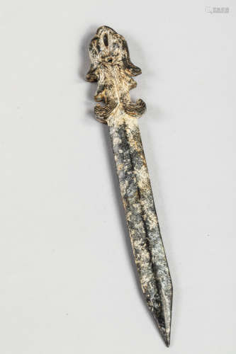 Dague archaïsante à pommeau double têtes de phœnix. Jade noir calcifié. Chine. [...]