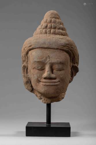 Tête de Buddha à l'expression sereine les yeux mi clos et le sourire de béatitude [...]