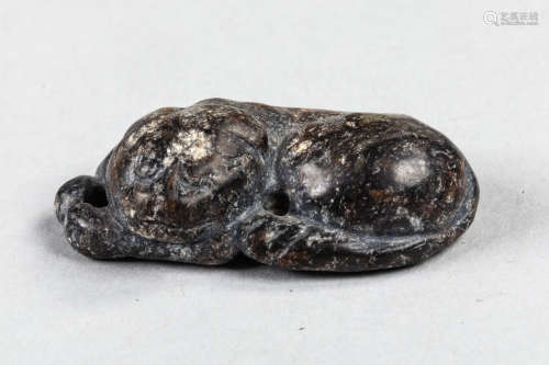 Chimère lovée. Jade brun. Dynastie des Han. 206 avant à 220 après JC. 4cm -