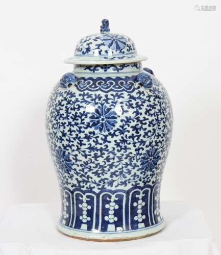 Potiche en porcelaine blanc bleu. Chine 20 ème siècle. Fêle, H: 43 cm -