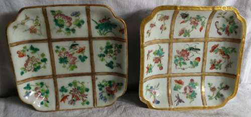 Paire de petits plats carrés en porcelaine polychrome à 9 motifs floraux dans des [...]