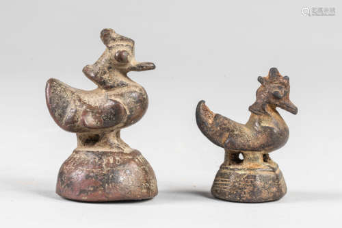 Deux poids à opium zoomorphes en forme d'oie Amsa véhicule de Brahma. Bronze. [...]