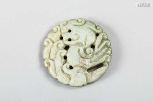 Dragon lové de style archaïsant dans un médaillon circulaire. Jade vert celadoné. [...]