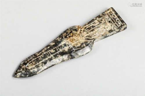 Pointe de lance ciselé de motifs archaïsants. Jade noir. Chine. Style Han. 15cm -