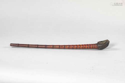 Pipe à opium en bambou et fourneau de cuir et cuivre. Chine. 19 ème siècle. H : 60cm -