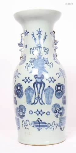 Vase balustre moulé au col d'une paire de chimères affrontées en porcelaine [...]