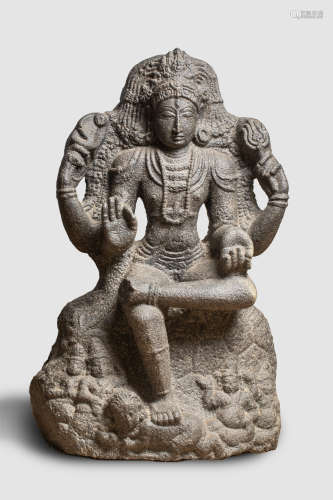 Shiva sous une forme à quatre bras les deux mains supéries tenant le naga et [...]