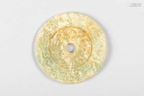 Disque Bi ciselé sur ses deux faces de motifs archaïsants. Jade vert pale. Chine. [...]