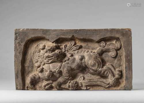 Brique de sanctuaire ornée d'une chimère au galop. Terre cuite. Chine. Dynastie [...]
