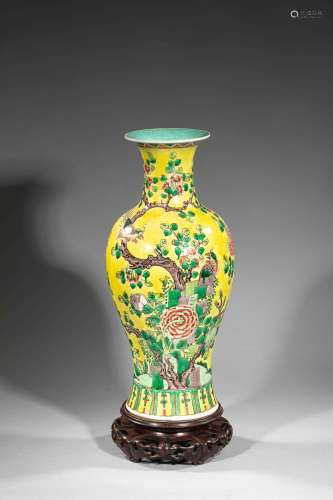 Vase balustre en porcelaine décoré en émaux polychromes sur fond jaune d'un faisan [...]