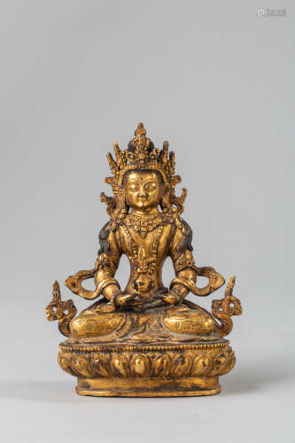 Le Buddha Amitayus assis en méditation sur un socle lotiforme paré de pectoraux, [...]