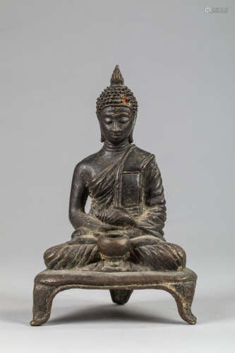 Buddha assis sur un socle tripode vêtu de la robe monastique plissée un bol à [...]
