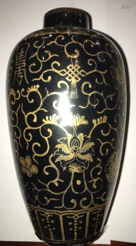 Vase en porcelaine noire et or surdécoré au 19 ème siècle. Chine. Dynastie Qing. [...]