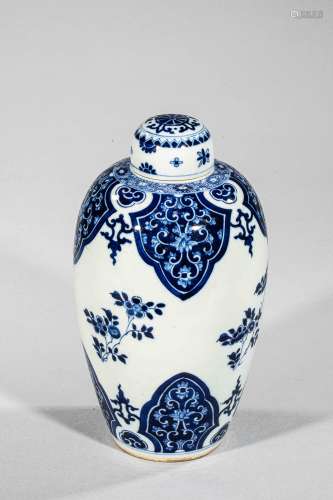 Flacon ovoïde couvert en porcelaine blanche décoré en bleu cobalt sous couverte de [...]