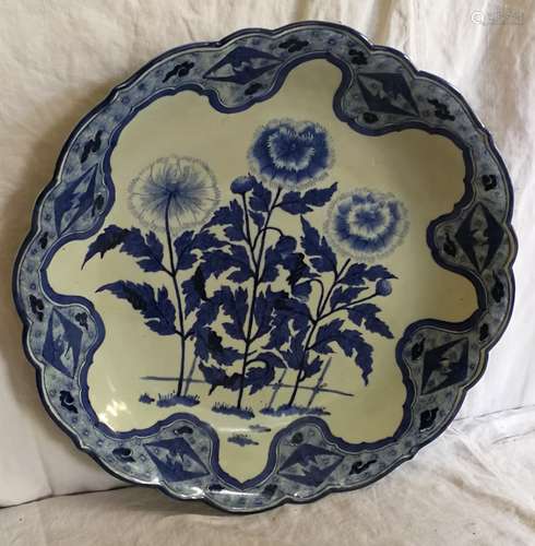 Important plat polylobé en porcelaine blanc-bleu à motifs de 3 fls au naturel. [...]