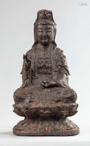 Kwan Yin assis sur un socle lotiforme vêtu d'une robe monastique, paré de joyaux et [...]