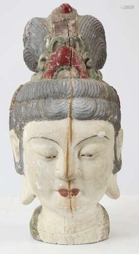 Tête du Bodhisattva Kwan Yin coiffée d'un haut chignons . Bois polychrome. Etat [...]