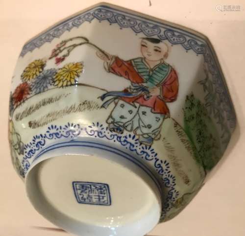 Bol de forme octogonale en porcelaine à décor polychrome d'enfants dans un jardin [...]