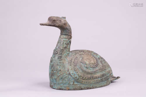 Canard finement ciselé de motifs archaïques. Bronze à patine verte. Chine. [...]