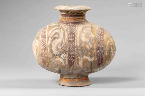 Vase cocon en terre cuite décorée de rinceaux et frises géométriques en pigments [...]
