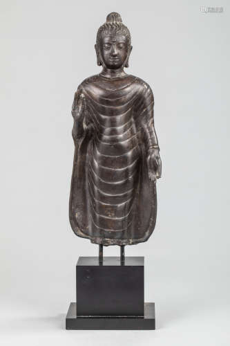 Buddha debout vêtu de la robe monastique utarasanga aux plissés horizontales, à la [...]