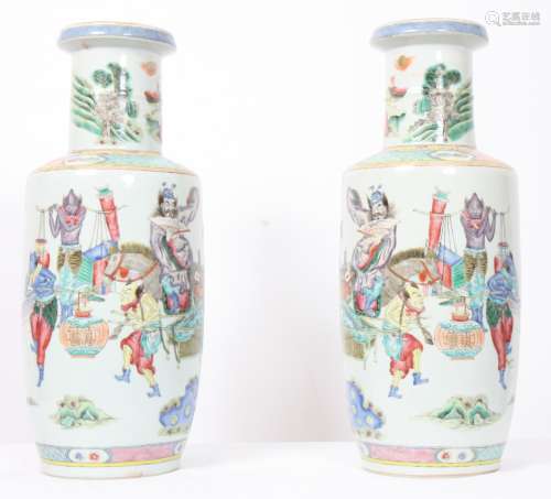 Paire de vases en porcelaine de la famille rose, décirés en émaux polychromes sur [...]