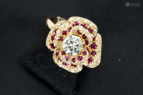 Zeer fijn gerealiseerde ring in roos goud (18 karaat) met een bloemvormig [...]