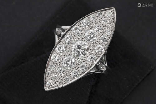 Zgn 'marquise'-ring met een typisch Art Deco-model in grijs goud (18 karaat) (met [...]