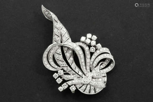 Art Deco-broche met een sierlijke bloementuilvorm in platina bezet met ca 2,80 karaat [...]