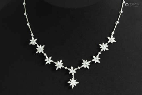 Elegant collier in witgoud (18 karaat) met een sierstuk met gestileerde bloemmotieven [...]