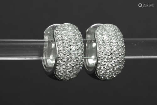 Paar oorbellen met bandvormig ringmodel in witgoud (18 karaat) en in totaal bezet met [...]