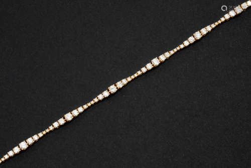 Fraai bracelet in roos goud (18 karaat) met een rivière-band telkens van kleinere [...]
