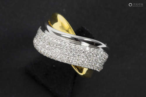 Ring in wit en geelgoud (18 karaat) met een sierstuk met twee over elkaar liggende [...]