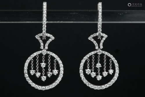 Paar oorbellen met een elegant fijn design in witgoud (18 karaat) en bezet met ruim [...]