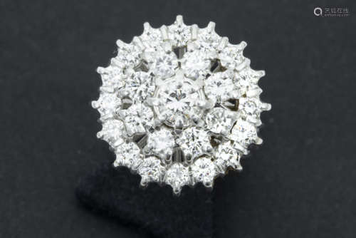 Klassieke ring in witgoud (18 karaat) met een sierstuk met ronde bloemenvorm en bezet [...]