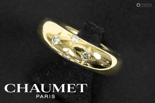 CHAUMET ring in geelgoud (18 karaat) met typische stermotieven, telkens bezet met een [...]