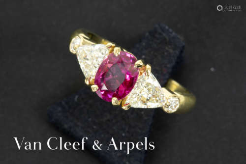 VAN CLEEF & ARPELS ring in geelgoud (18 karaat) met een centrale, ovale non-heated [...]