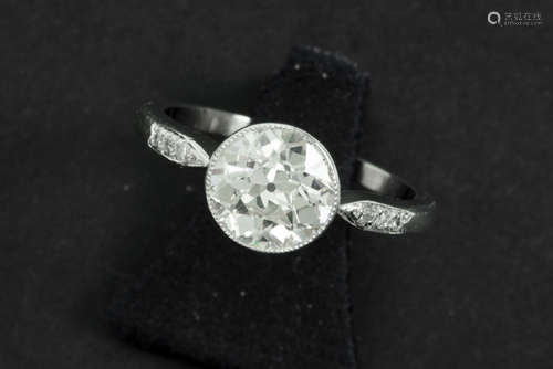 Art Deco-ring in platina met een solitaire kwaliteitsbriljant (J - Vvs) van 1,70 [...]