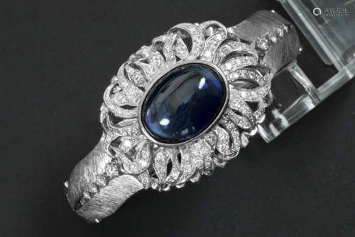 Bracelet in witgoud (18 karaat) met een ovaal sierstuk centraal bezet met een saffier [...]