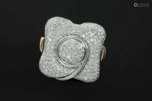 Ring met een apart design in roos en witgoud (18 karaat) met een vierlobbig sierstuk [...]